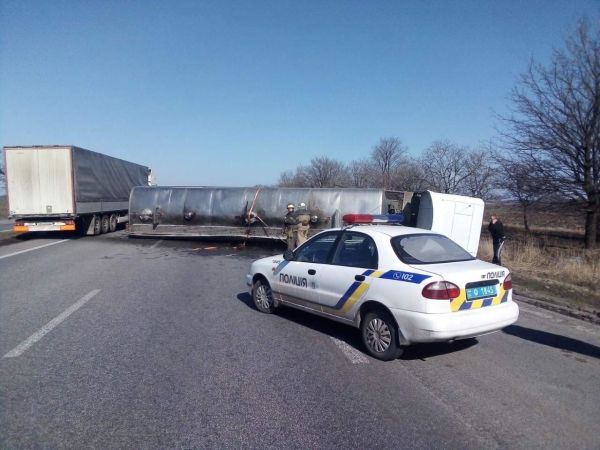 На въезде в Днепр перевернулась автоцистерна с маслом | Прихист 