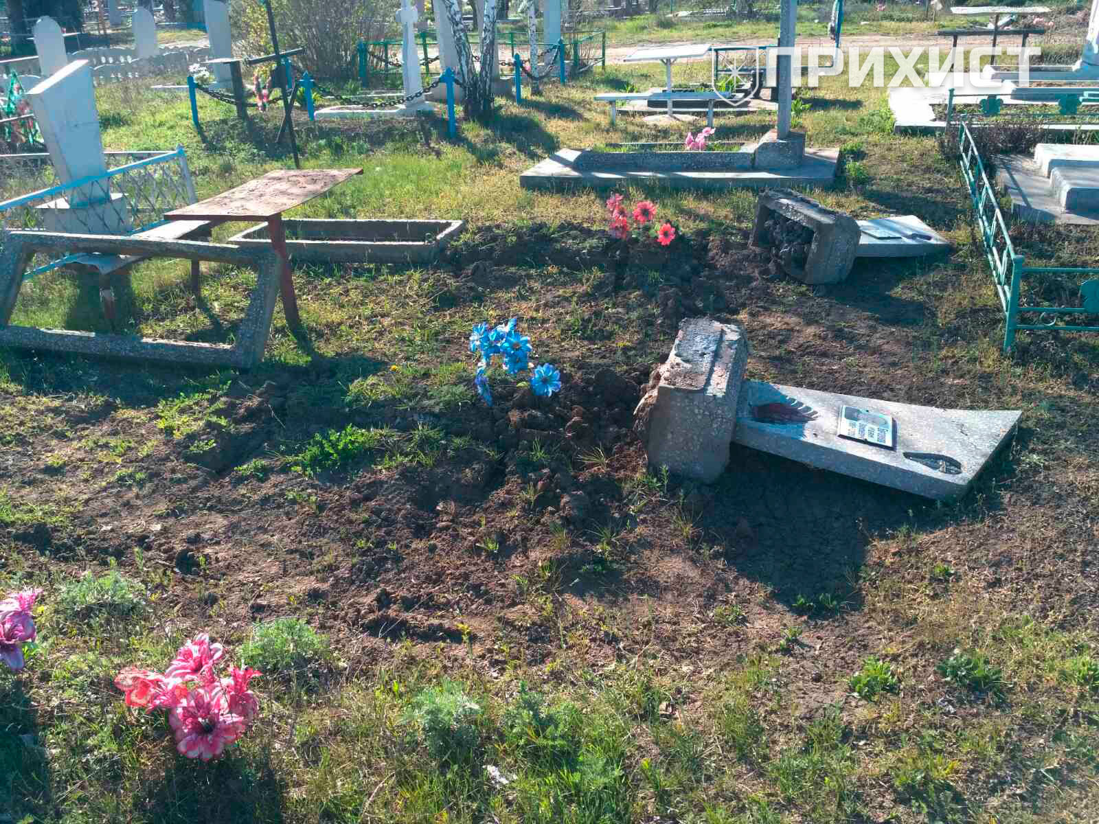 На кладбище опять орудуют металлисты-вандалы | Прихист 