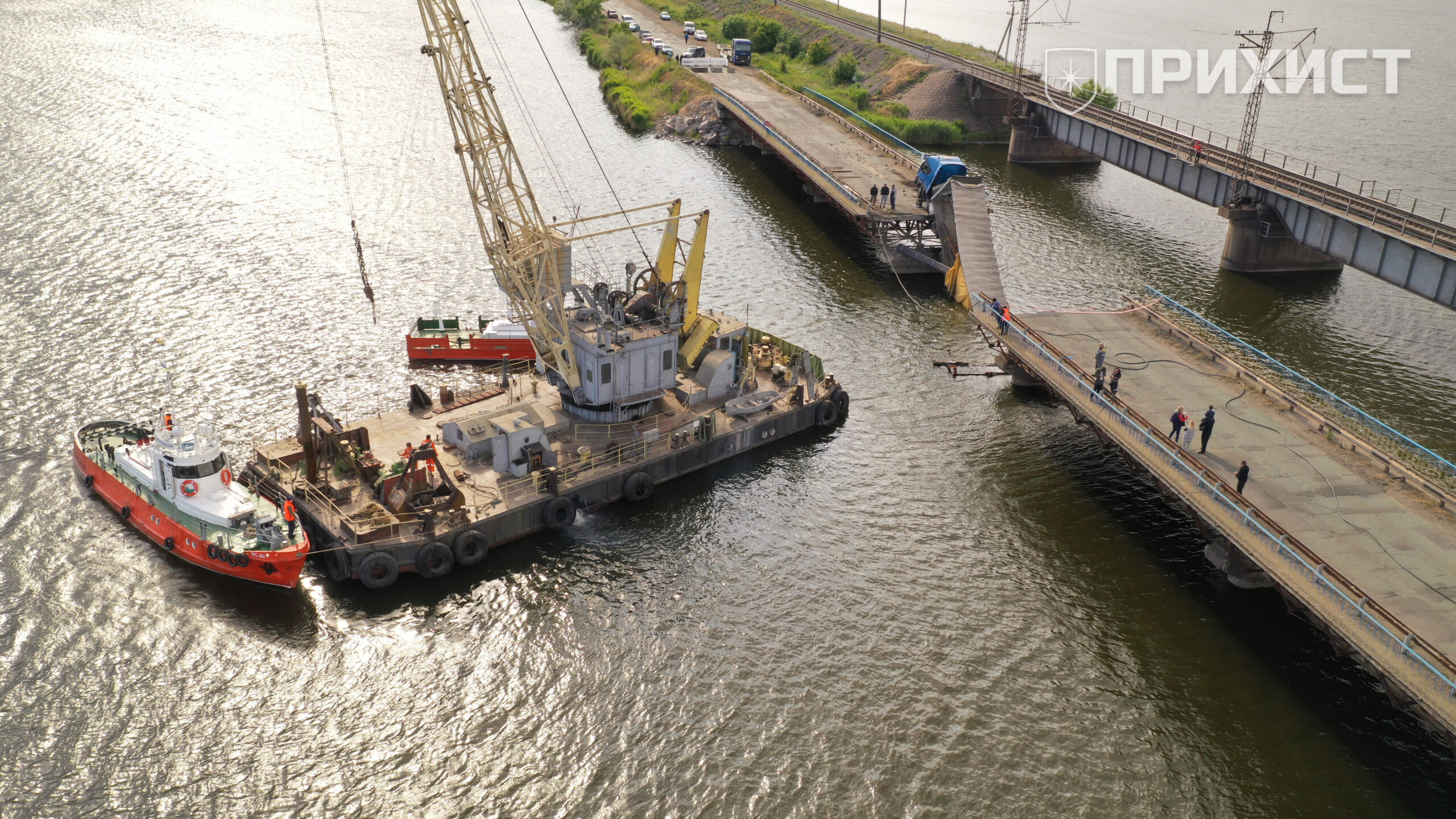 Фуру, под которой провалился мост, сняли спустя 4 дня после ЧП | Прихист 