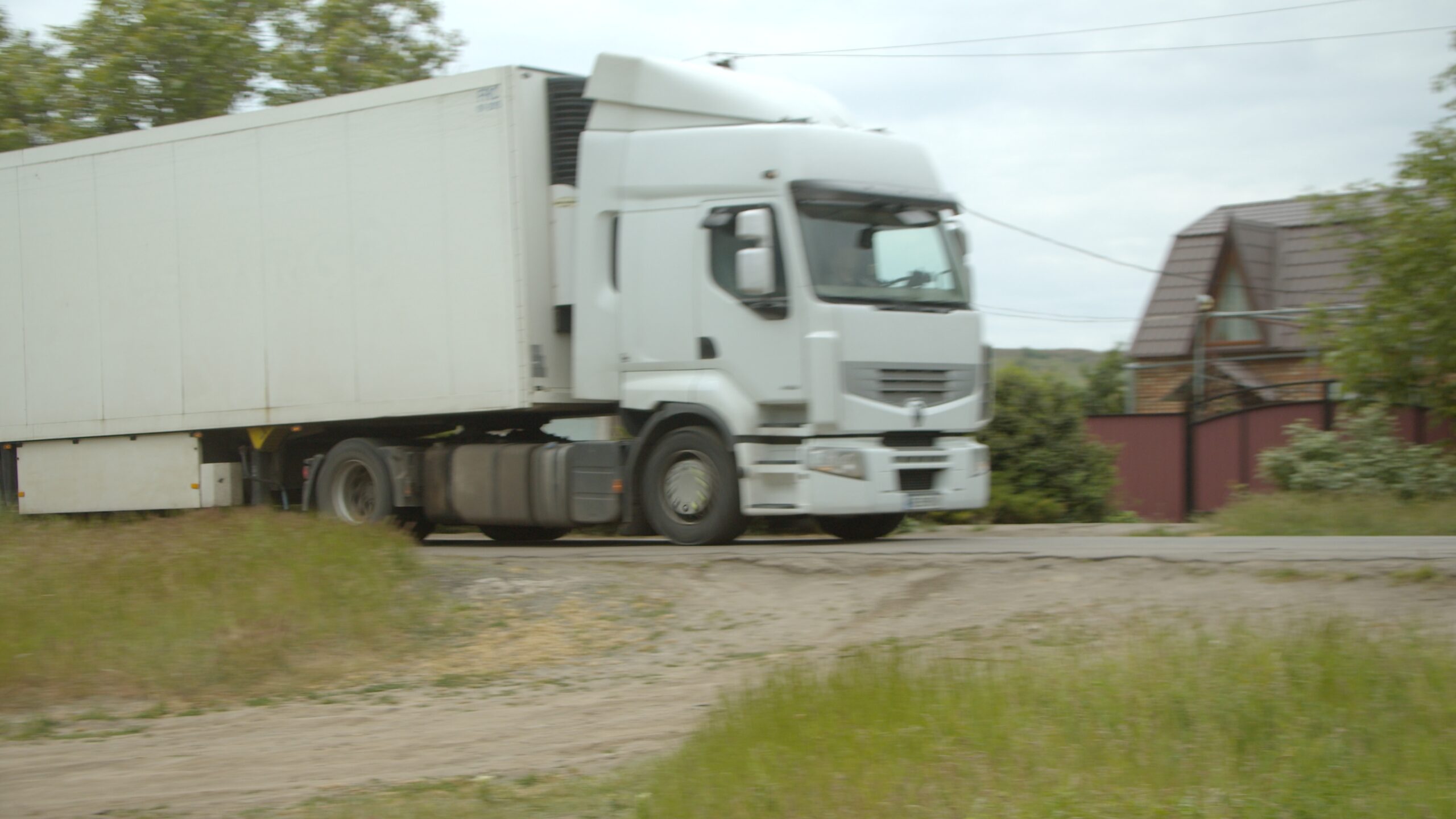 «Боюсь, чтоб не привалило меня в хате»: жительница Старозаводского страдает от проезжающих фур | Прихист 