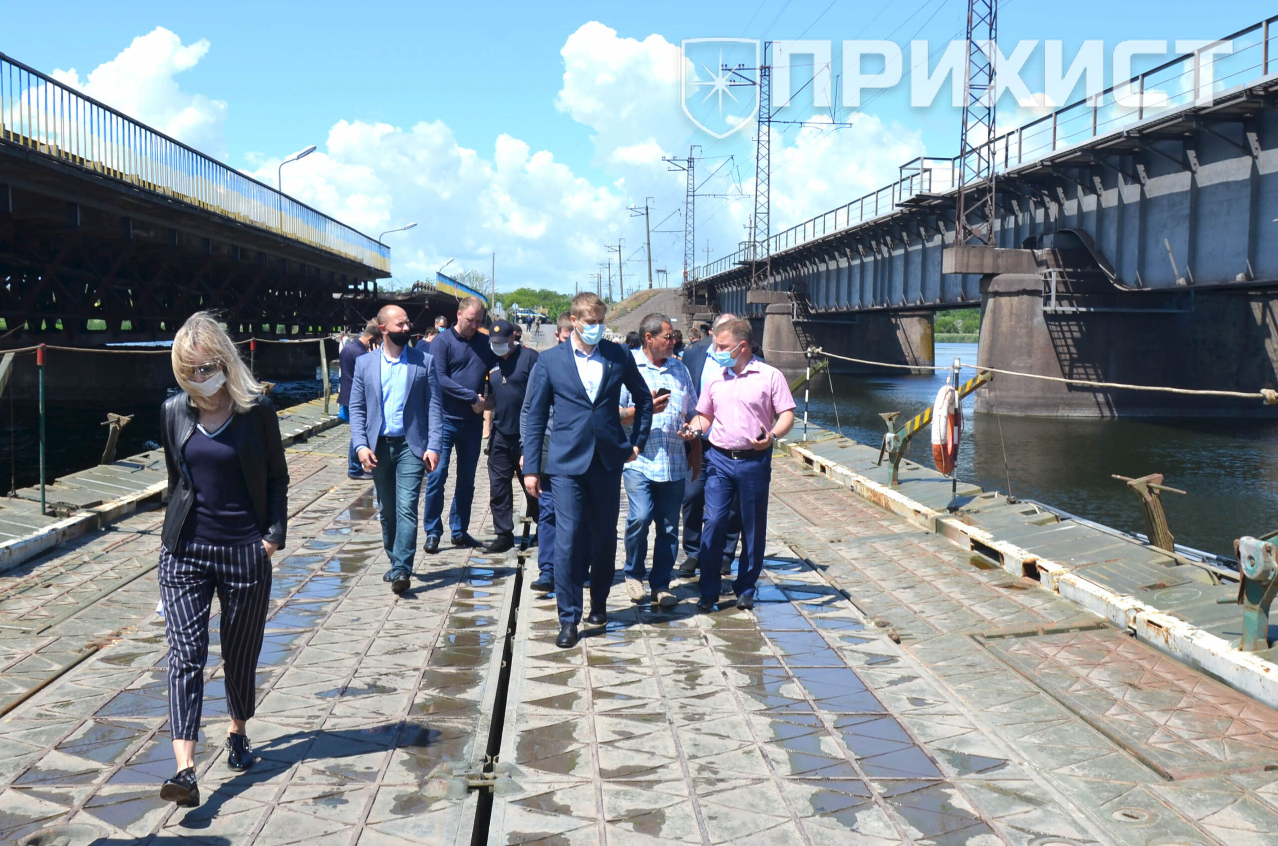 Губернатор Дніпропетровської області Олександр Бондаренко першим проїхав через понтонний міст | Прихист 