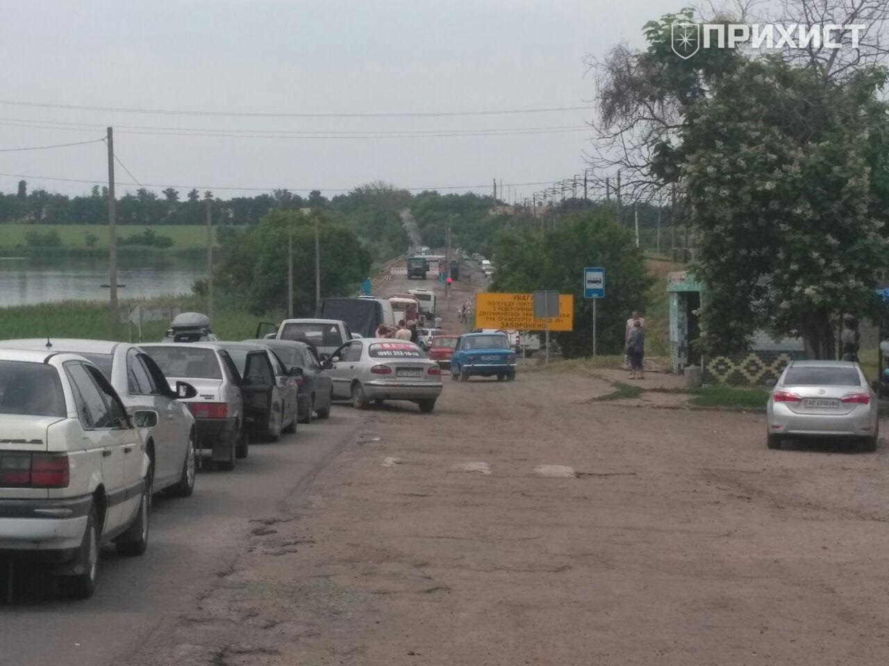 На въезде на понтонную переправу образовалась большая пробка | Прихист 