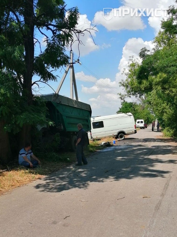 Неподалеку от Никополя столкнулись грузовик и микроавтобус | Прихист 