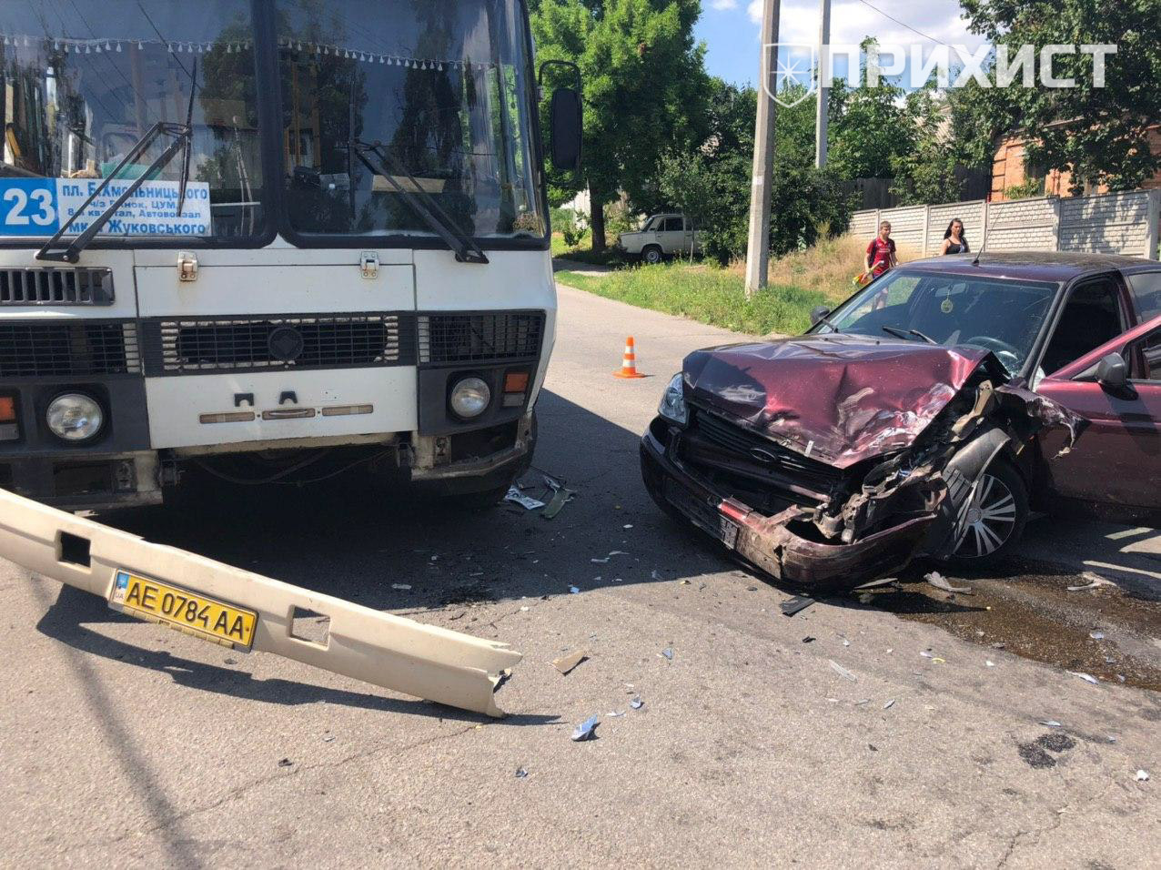 Лобовое столкновение: Lada въехала в автобус с пассажирами | Прихист 