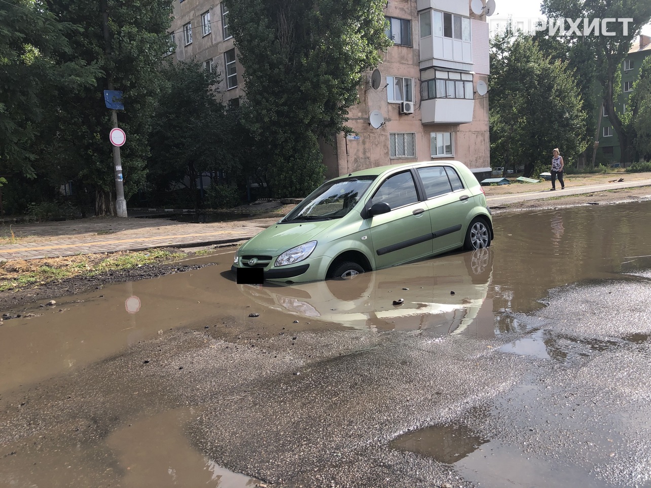 Автомобиль провалился в яму на улице Светлой | Прихист 