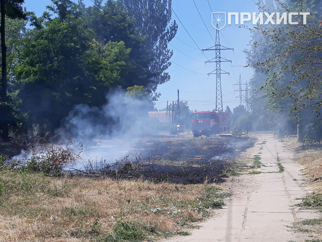 В Никополе на улице Дружбы горела сухая трава | Прихист В Никополе на улице Дружбы горела сухая трава | Прихист