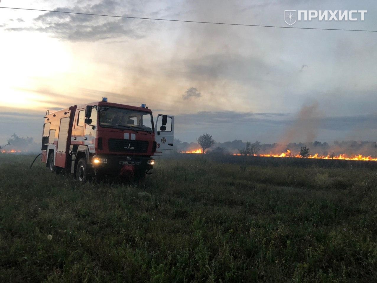 Горит трава в районе поворота на объездную | Прихист Горит трава в районе поворота на объездную | Прихист