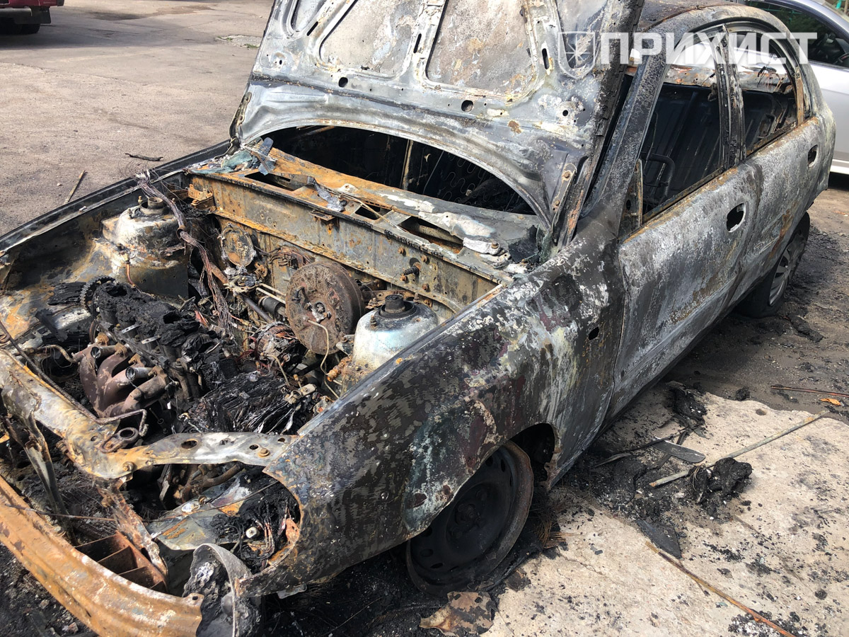 Утром в Никополе около детской площадки сгорел автомобиль | Прихист Утром в Никополе около детской площадки сгорел автомобиль | Прихист