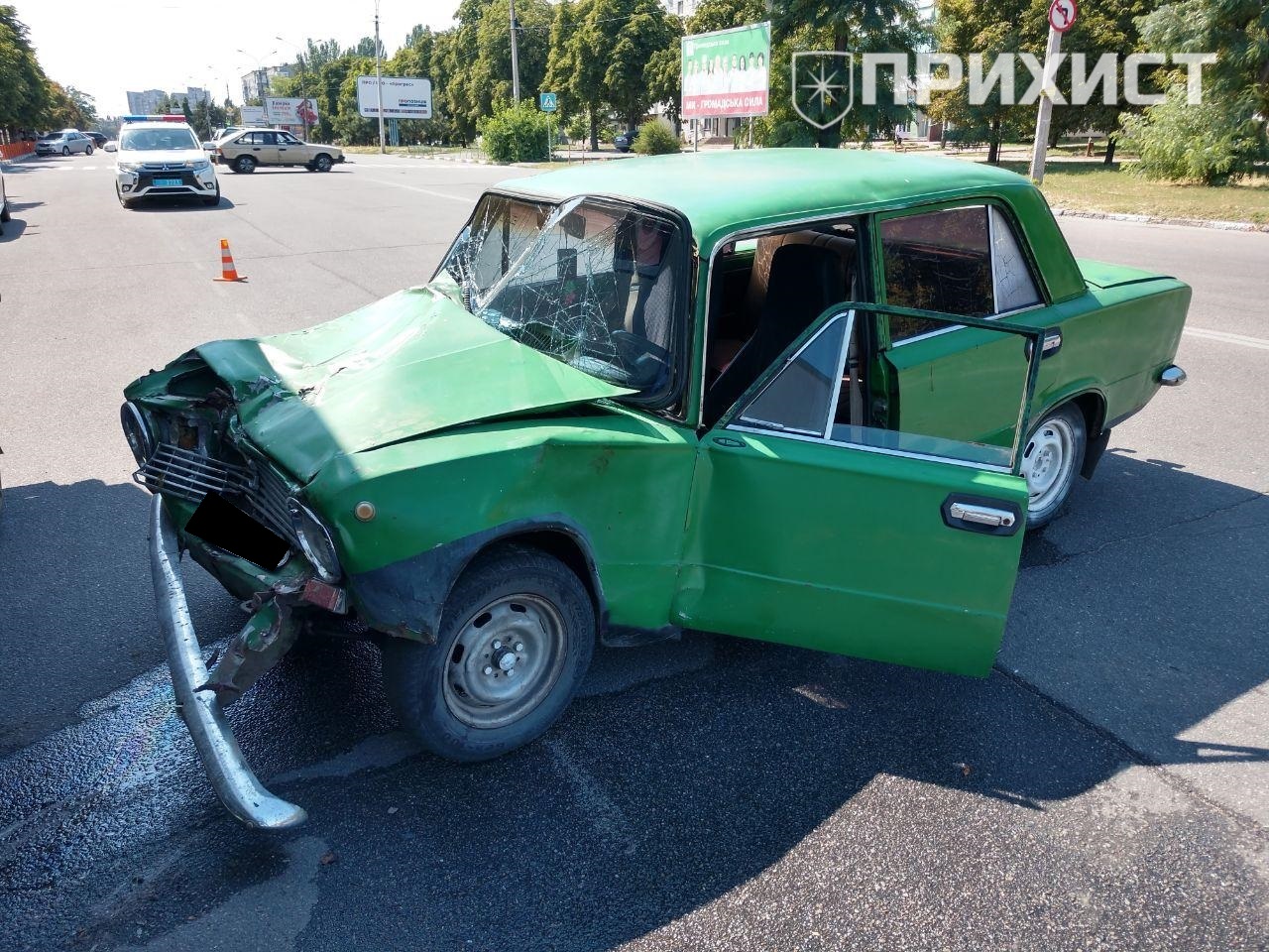 Напротив Первомайского рынка автомобиль врезался в стоящий прицеп АТБ | Прихист 