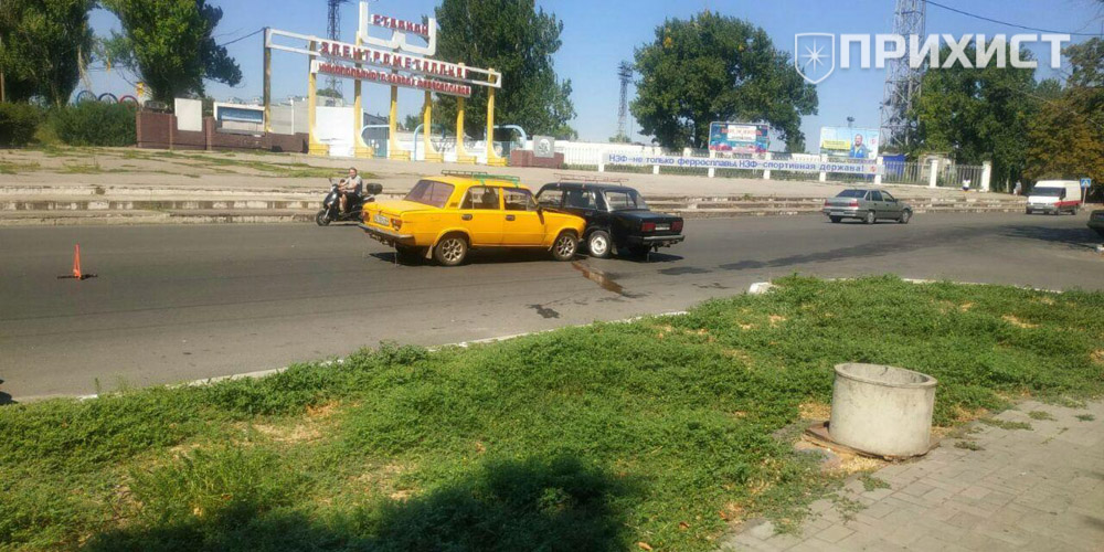 ВАЗ столкнулся с ВАЗом перед стадионом «Электрометаллург» | Прихист ВАЗ столкнулся с ВАЗом перед стадионом «Электрометаллург» | Прихист