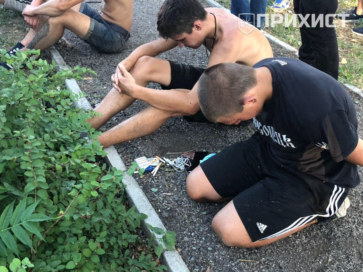 Футбольные фанаты из Херсона не расплатились в АТБ на ул. Херсонской и избили охранника | Прихист 