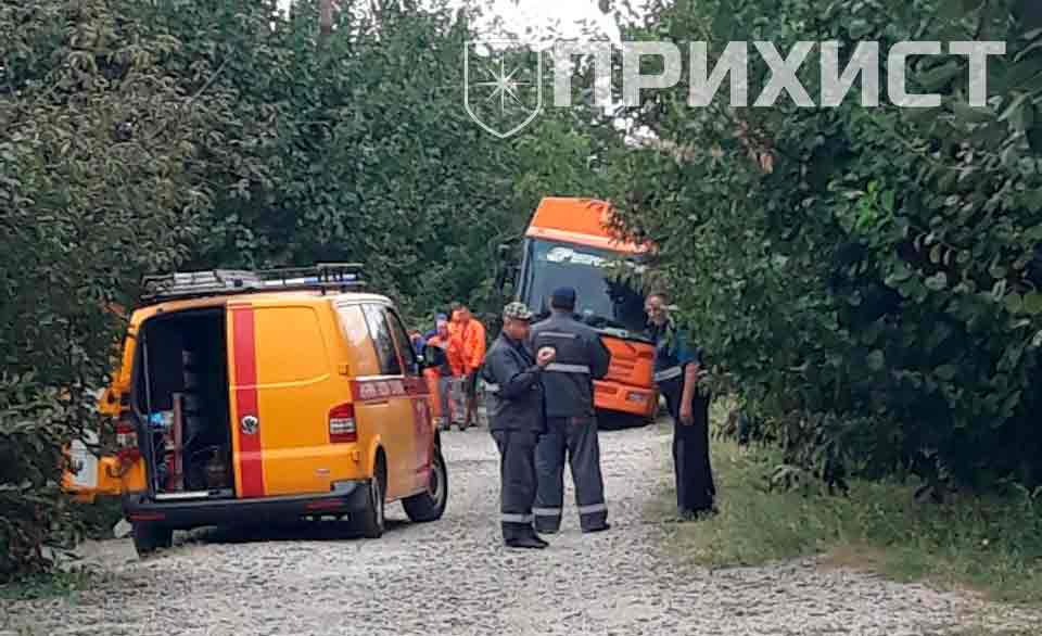 Мусоровоз провалился в яму посреди дороги в частном секторе. ОБНОВЛЕНО | Прихист 