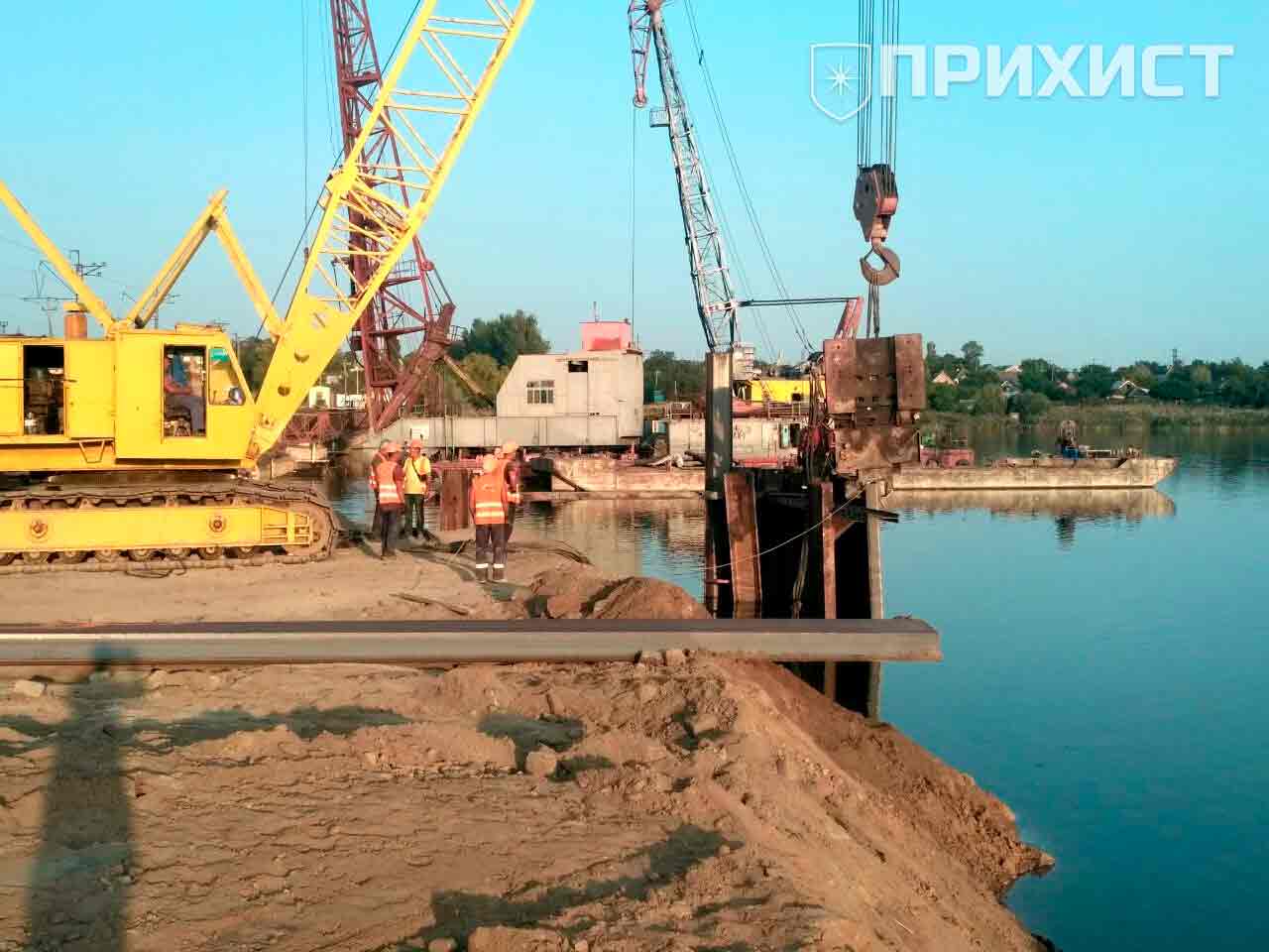 На Алексеевском мосту изымают упавшую секцию  | Прихист 