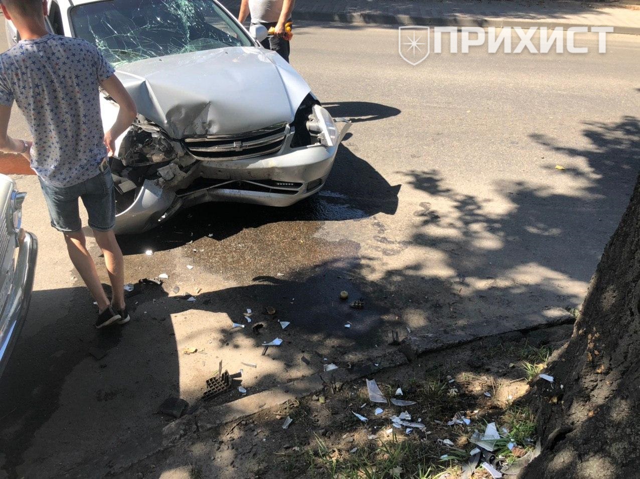 В Никополе на улице Героев Чернобыля автомобиль въехал в дерево | Прихист 