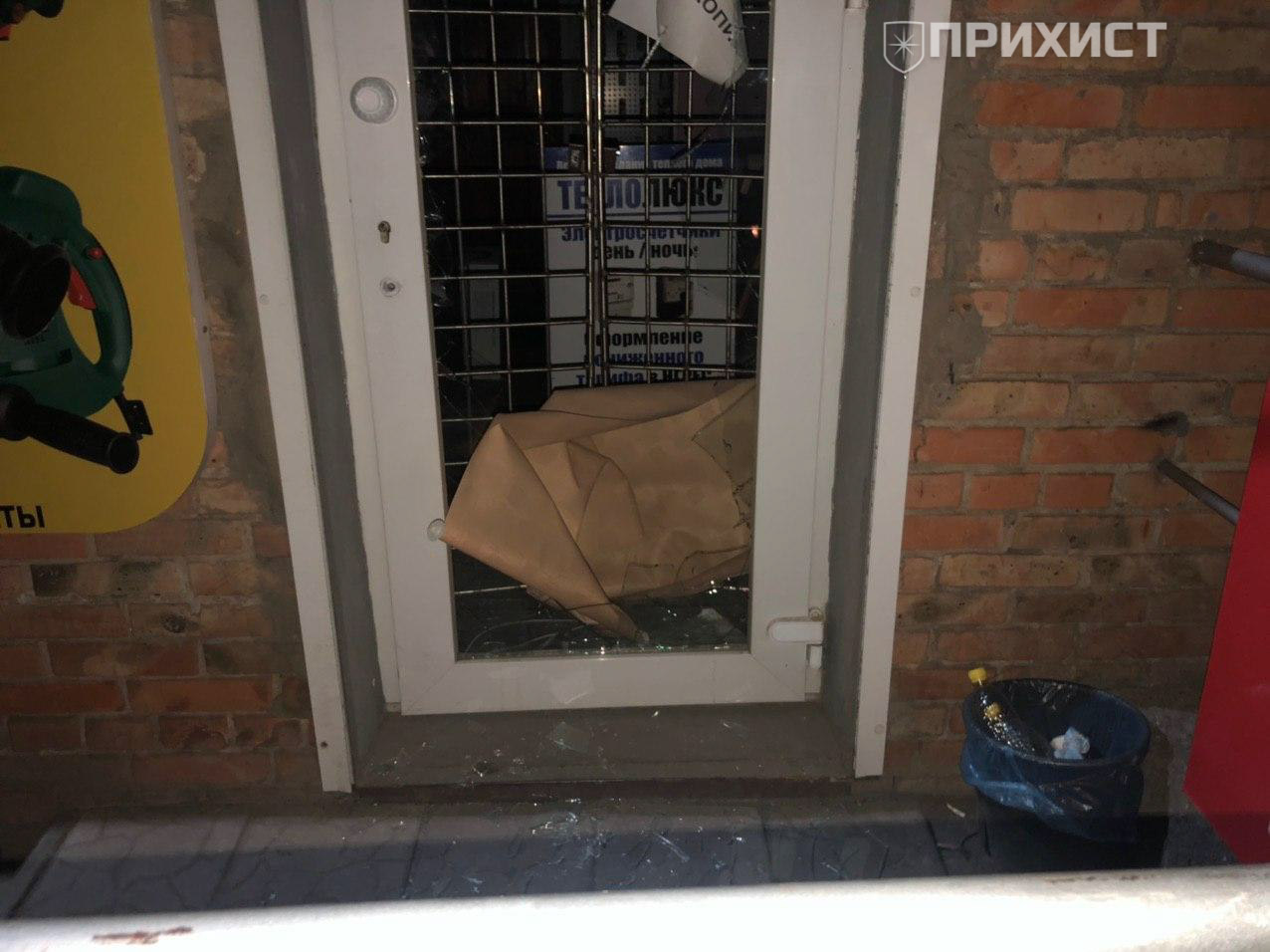 В Никополе двое мужчин выломали ролеты и разбили окна в нескольких магазинах на 8 квартале | Прихист 