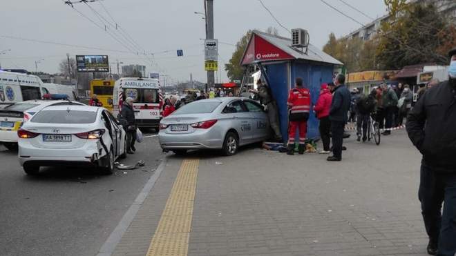 В Киеве таксист Uber влетел в киоск на остановке: есть жертвы – фото, видео 18+ | Прихист 