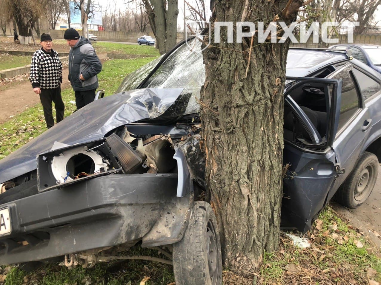 На ул. Героев Чернобыля автомобиль съехал с дороги и врезался в дерево | Прихист 