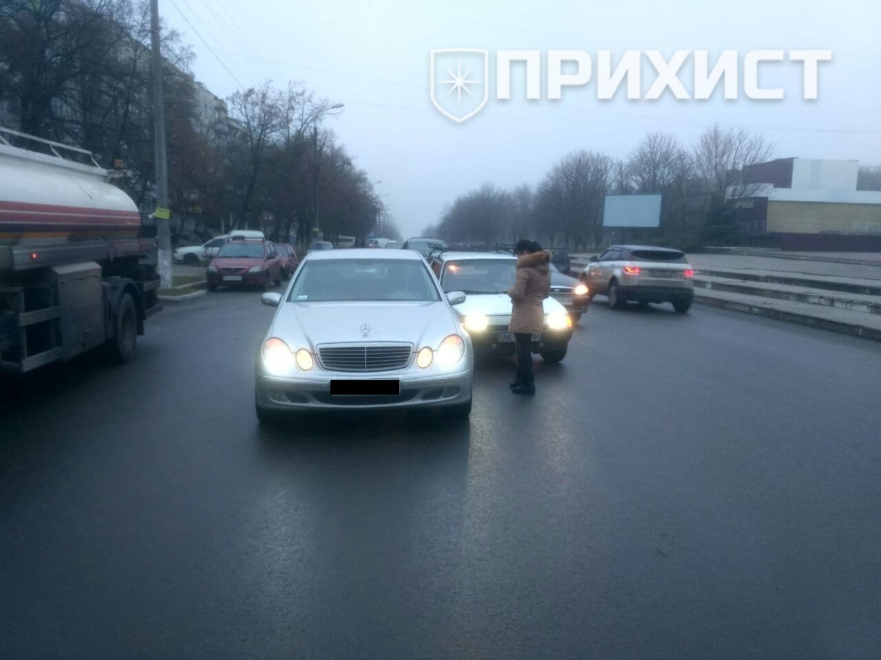 Напротив стадиона Электрометаллург столкнулись Mercedes и Таврия | Прихист 