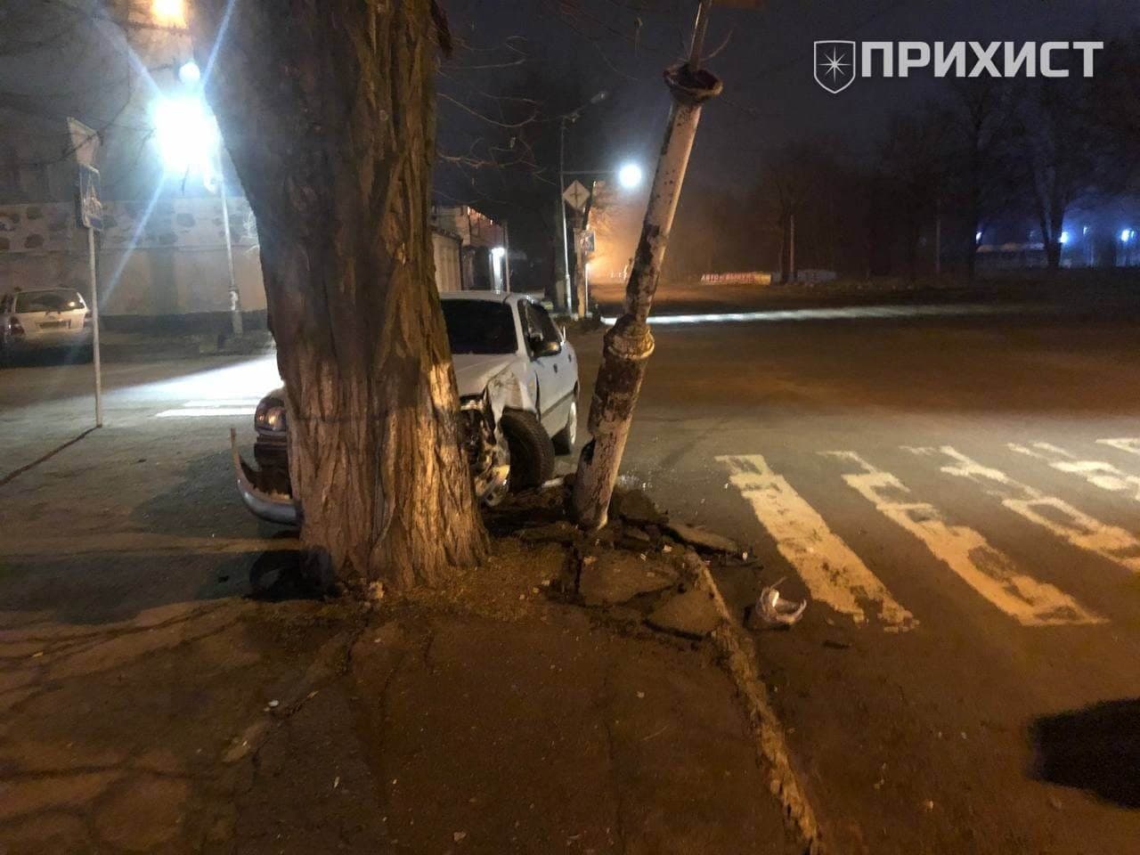 В Никополе автомобиль съехал с дороги и врезался в дерево  | Прихист 