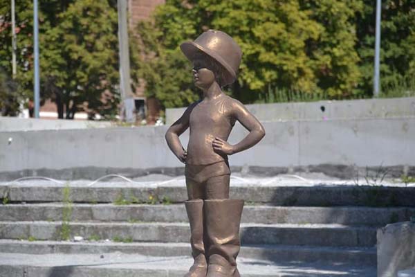 Поиздевались над арт-объектами: в Марганце вандалы подкрасили губы «детям шахтеров» | Прихист 