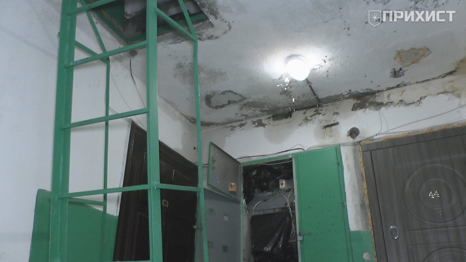 Вода зі стелі та калюжі в під’їзді: результат ігнорування ремонту покрівлі | Прихист 