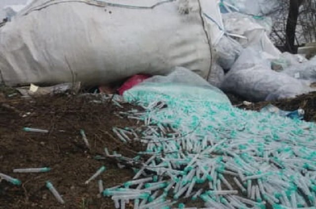 В Днепропетровской области подростки нашли мешки с десятками тысяч шприцев | Прихист 