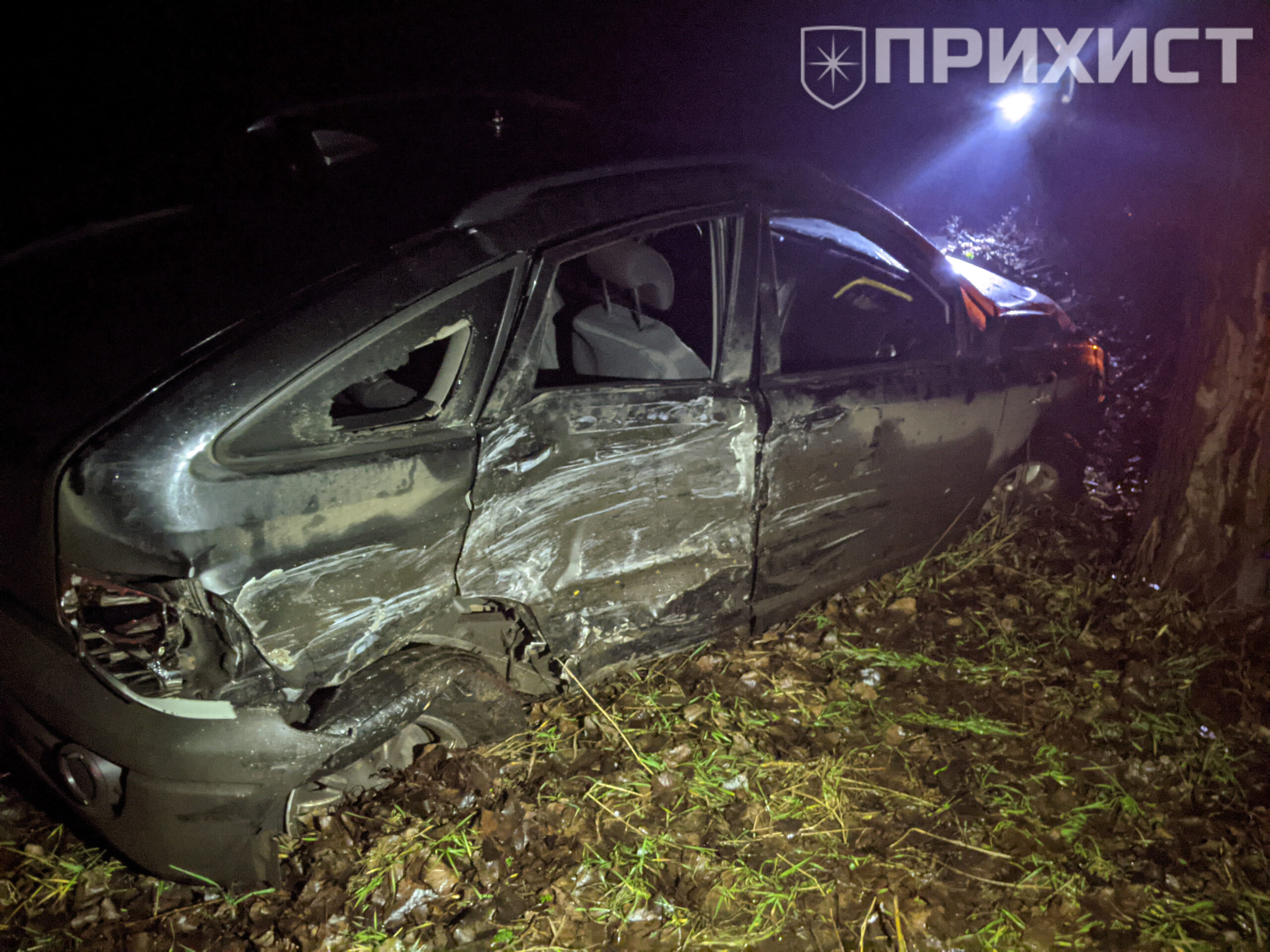 Около села Перше Травня в дерево влетел полицейский автомобиль | Прихист 