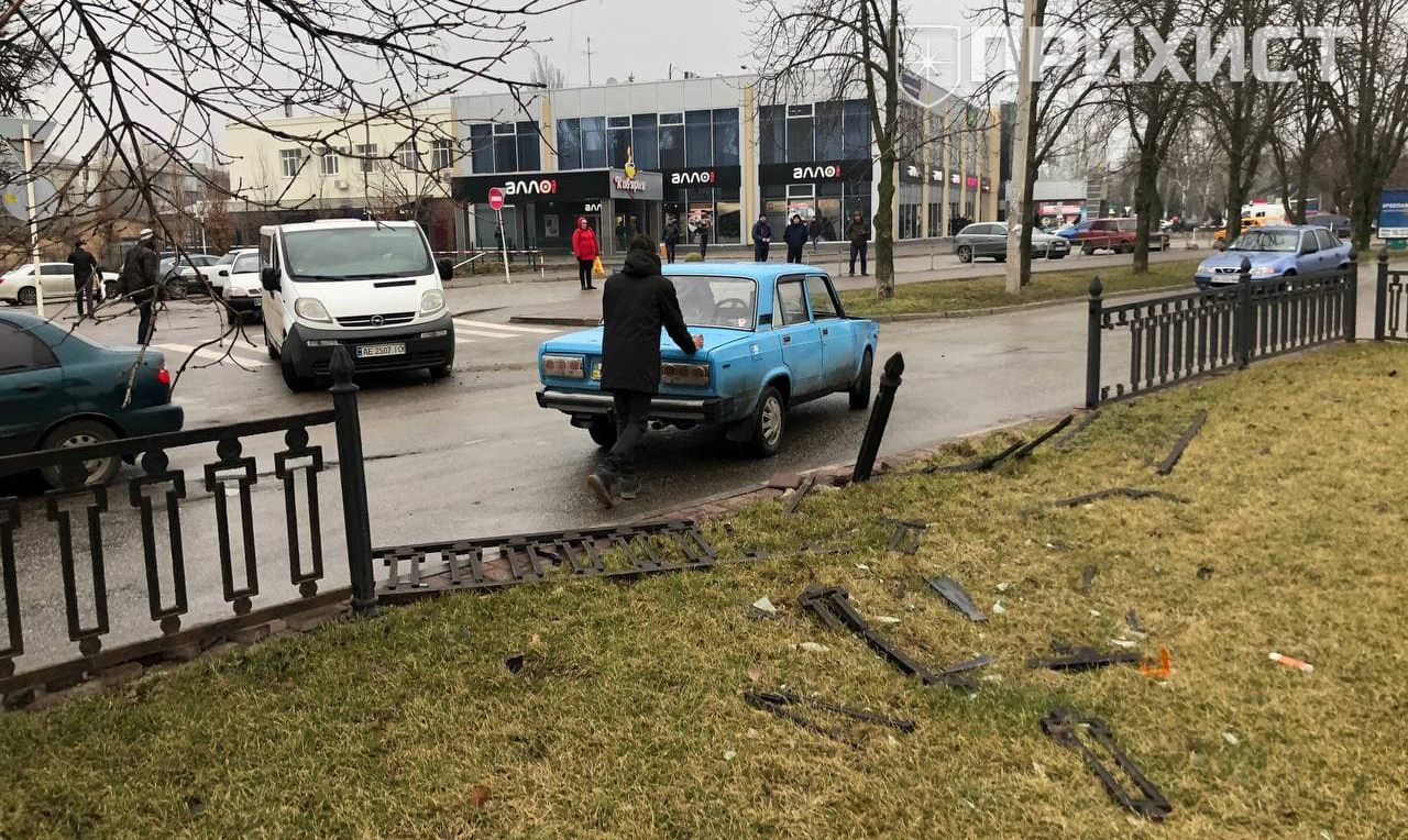 Водитель без прав снес ограждение на новой аллее | Прихист 