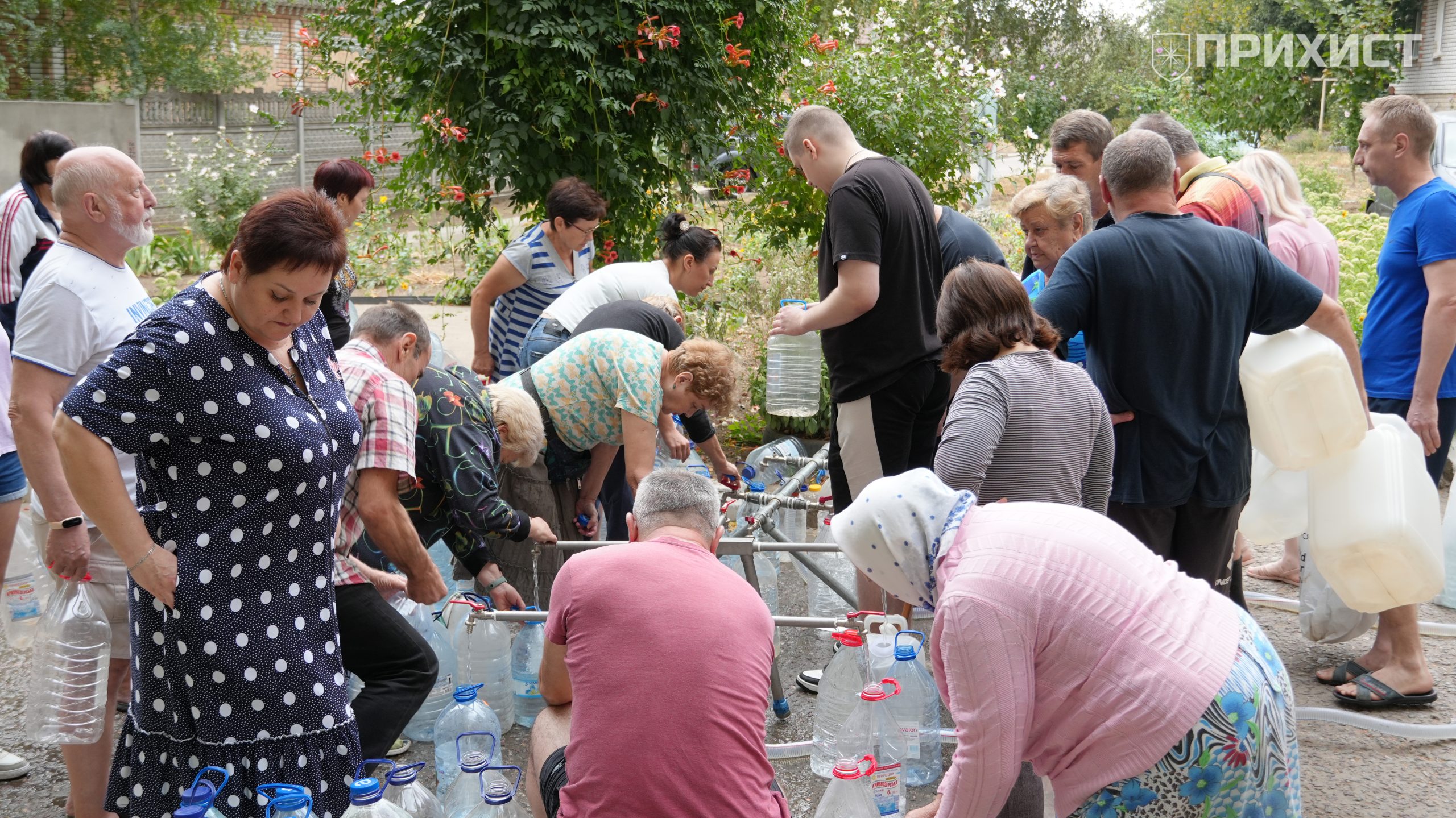 Відсутність води, зачинені свердловини та жодних прогнозів: в Марганці влада залишила людей без питної | Прихист Відсутність води, зачинені свердловини та жодних прогнозів: в Марганці влада залишила людей без питної | Прихист