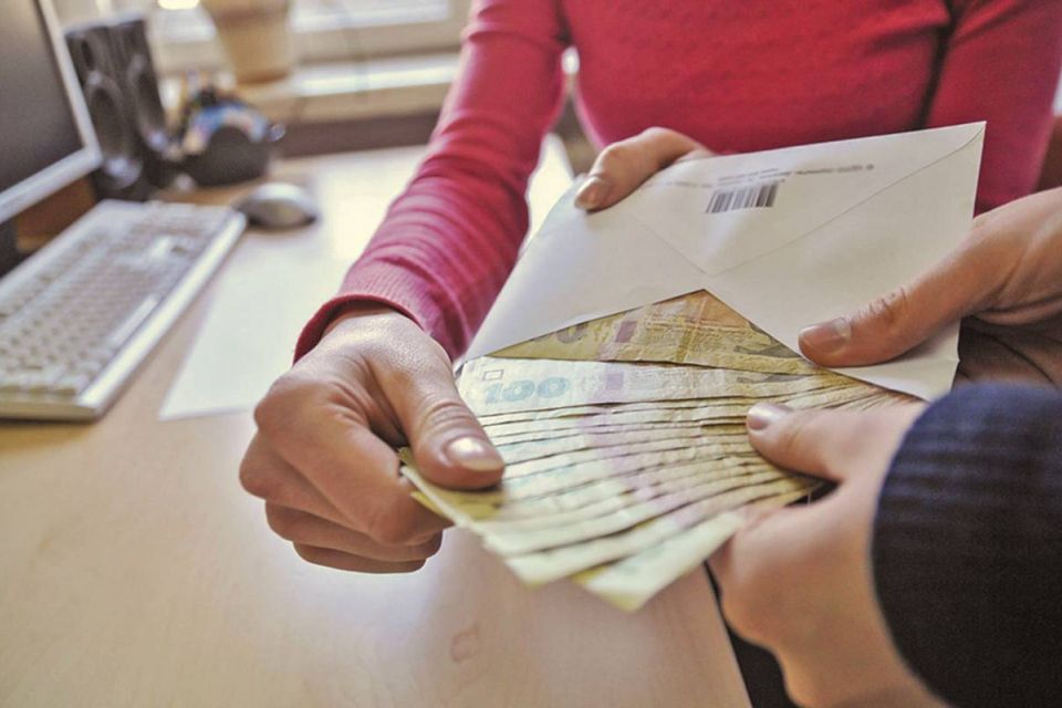На Нікопольщині завідувачка відділення підозрюється в отриманні неправомірної вигоди за вплив на МСЕК | Прихист 