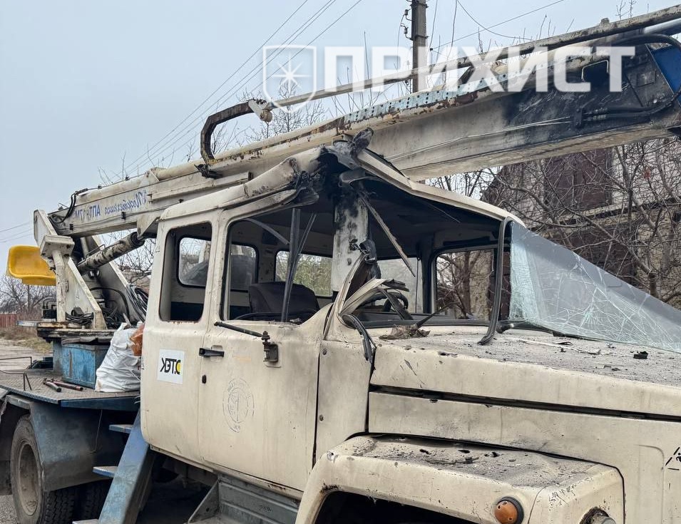 У Нікополі під час ремонтних робіт ворожий дрон влучив в автомобіль ДТЕК | Прихист 