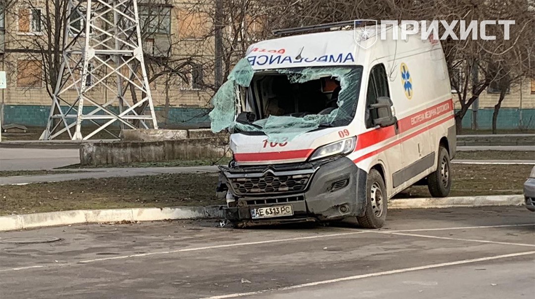 Ворог атакував Нікополь дронами: пошкоджено автомобілі, зокрема карету «швидкої» | Прихист 