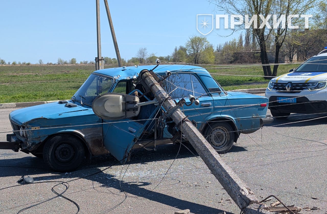 Аварія в Нікополі: стовп впав на авто, є постраждалі | Прихист Аварія в Нікополі: стовп впав на авто, є постраждалі | Прихист