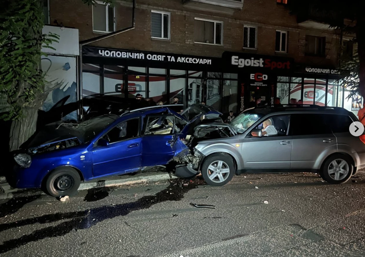 У центрі Нікополя сталася ДТП: водій Subaru врізався в припарковане авто та відмовився виходити з машини | Прихист У центрі Нікополя сталася ДТП: водій Subaru врізався в припарковане авто та відмовився виходити з машини | Прихист