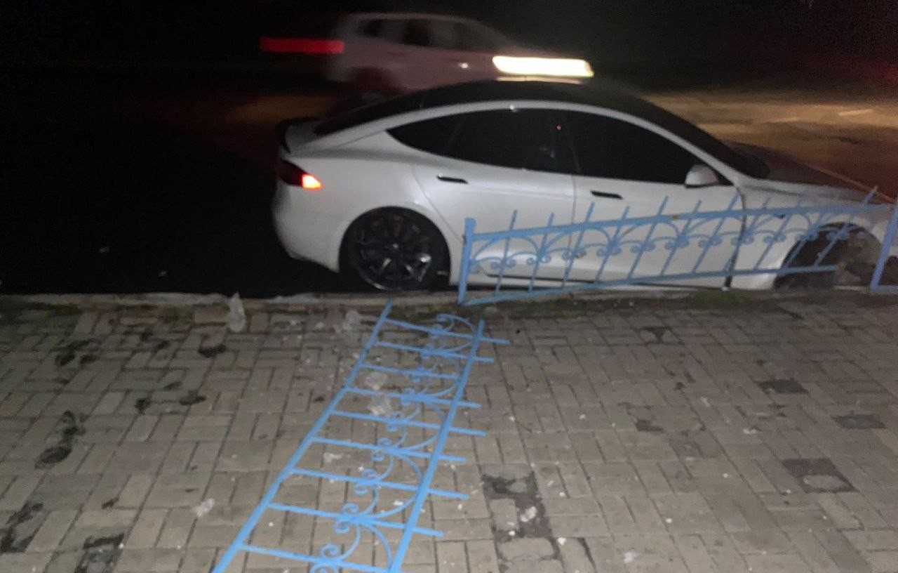 У Нікополі Tesla влетіла в огорожу біля міської ради | Прихист У Нікополі Tesla влетіла в огорожу біля міської ради | Прихист
