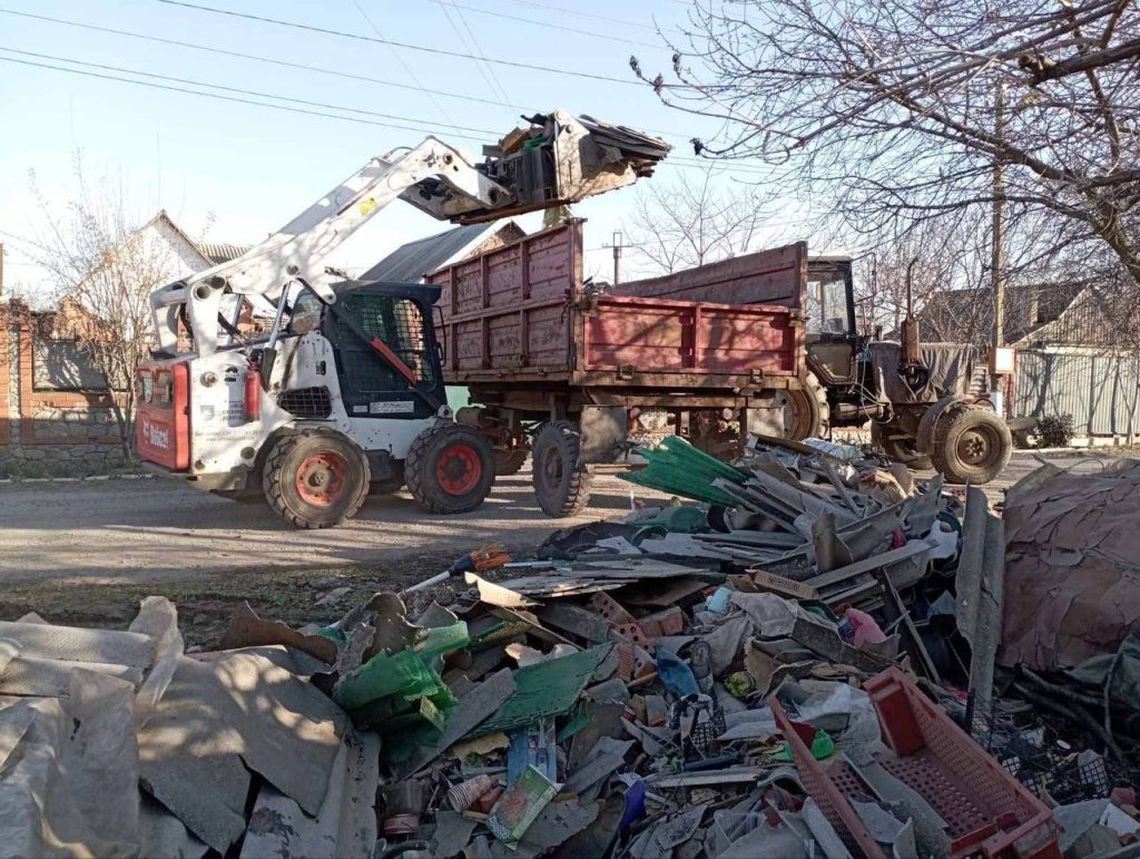 У Нікополі активізувалися весняні роботи: комунальники відновлюють місто після обстрілів і наводять лад | Прихист У Нікополі активізувалися весняні роботи: комунальники відновлюють місто після обстрілів і наводять лад | Прихист