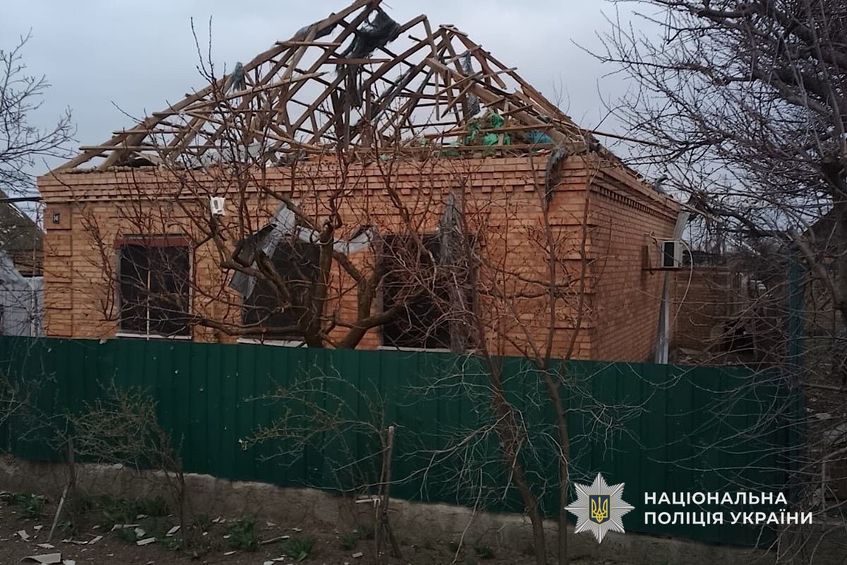 Троє поранених і десятки пошкоджених будівель: поліція фіксує наслідки обстрілів Дніпропетровщини | Прихист 