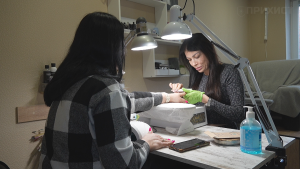 Краса попри війну: як працює б’юті-індустрія у прифронтовому Нікополі