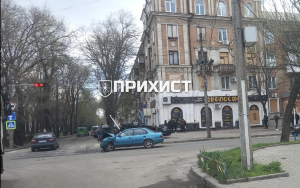 У Нікополі авто перекинулося на дах внаслідок ДТП | Прихист 