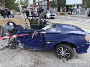 У Дніпрі Jaguar після зіткнення вилетів на зупинку: загинула жінка, троє людей травмовані | Прихист 