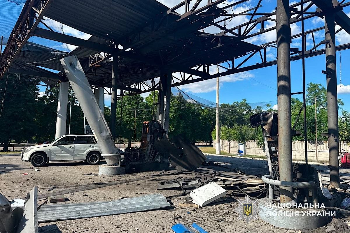 Двоє загиблих і восьмеро поранених: поліція фіксує наслідки російських атак на Нікопольщині | Прихист Двоє загиблих і восьмеро поранених: поліція фіксує наслідки російських атак на Нікопольщині | Прихист