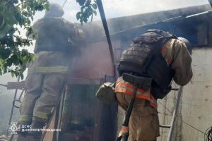 У Нікополі росіяни атакували рятувальників під час ліквідації наслідків прильоту | Прихист У Нікополі росіяни атакували рятувальників під час ліквідації наслідків прильоту | Прихист