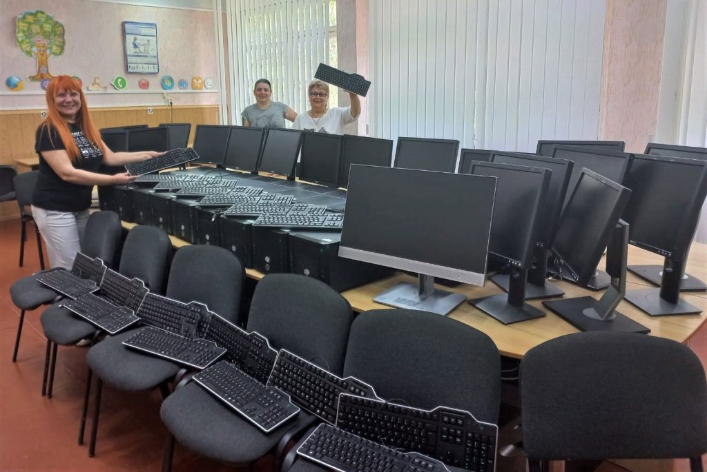 Нікопольський ліцей №4 отримав нову комп’ютерну техніку за успіхи у впровадженні STEM-освіти | Прихист 