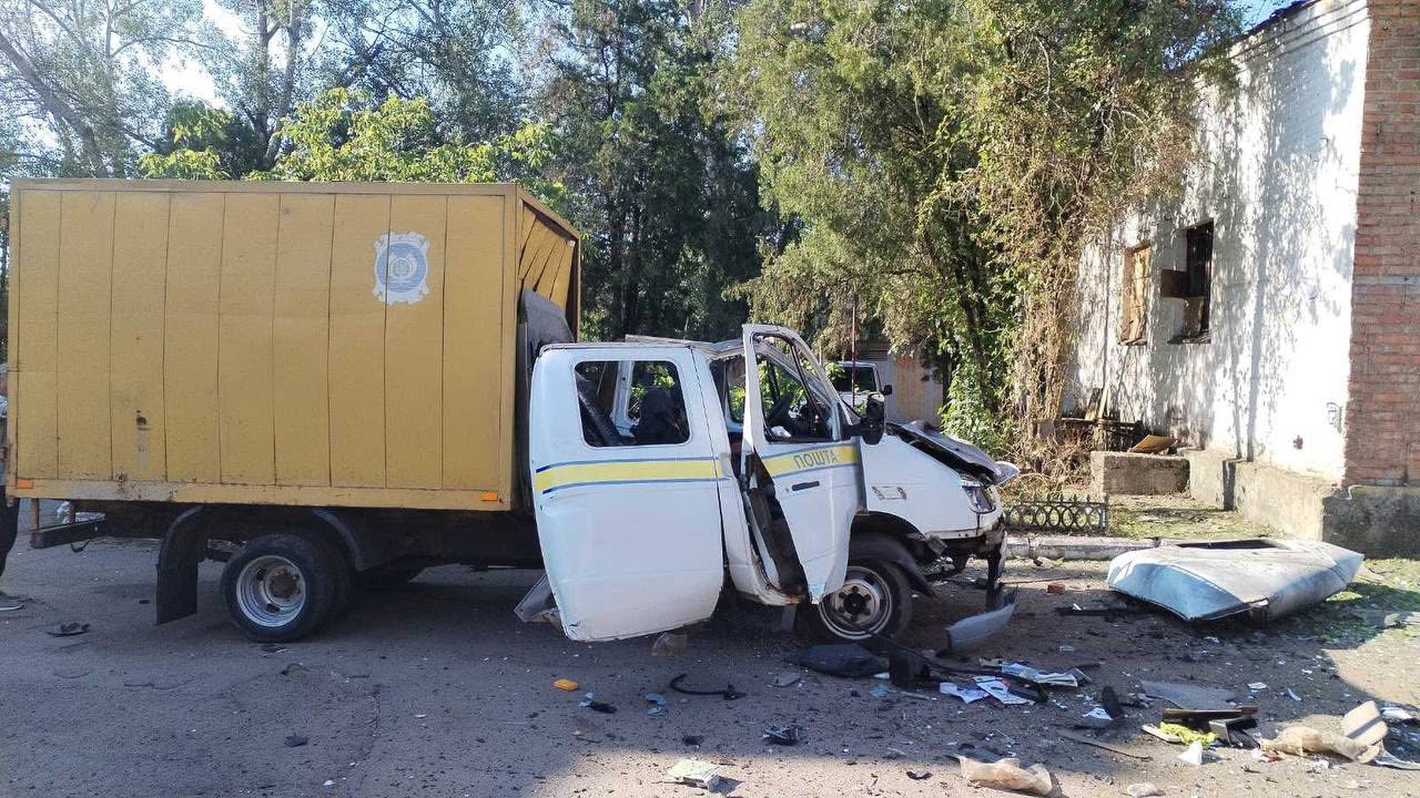 Російські дрони знищили два автомобілі Укрпошти у Нікополі: роботу пересувних відділень тимчасово призупинили | Прихист 