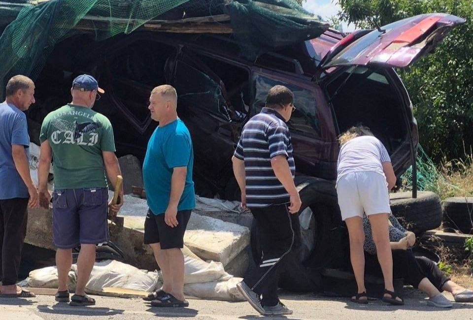 У Нікополі водій врізався у блокпост після того, як заснув за кермом | Прихист У Нікополі водій врізався у блокпост після того, як заснув за кермом | Прихист