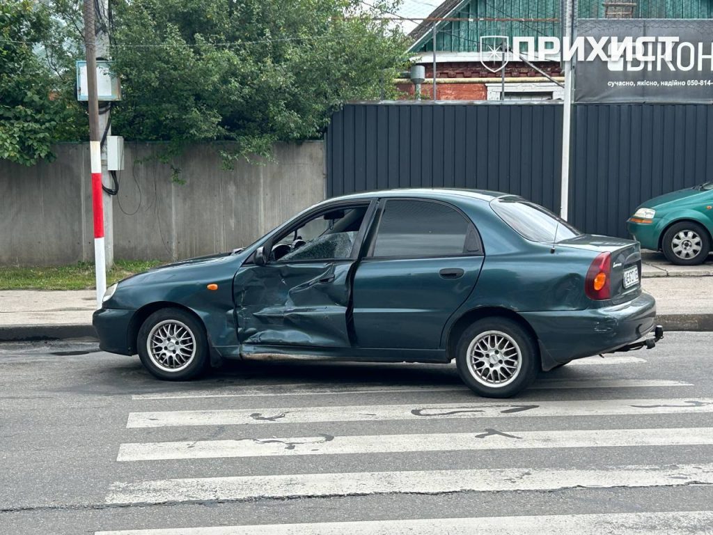 У Нікополі на перехресті вулиць Електрометалургів та Іллі Рєпіна сталася ДТП за участю двох легковиків | Прихист 