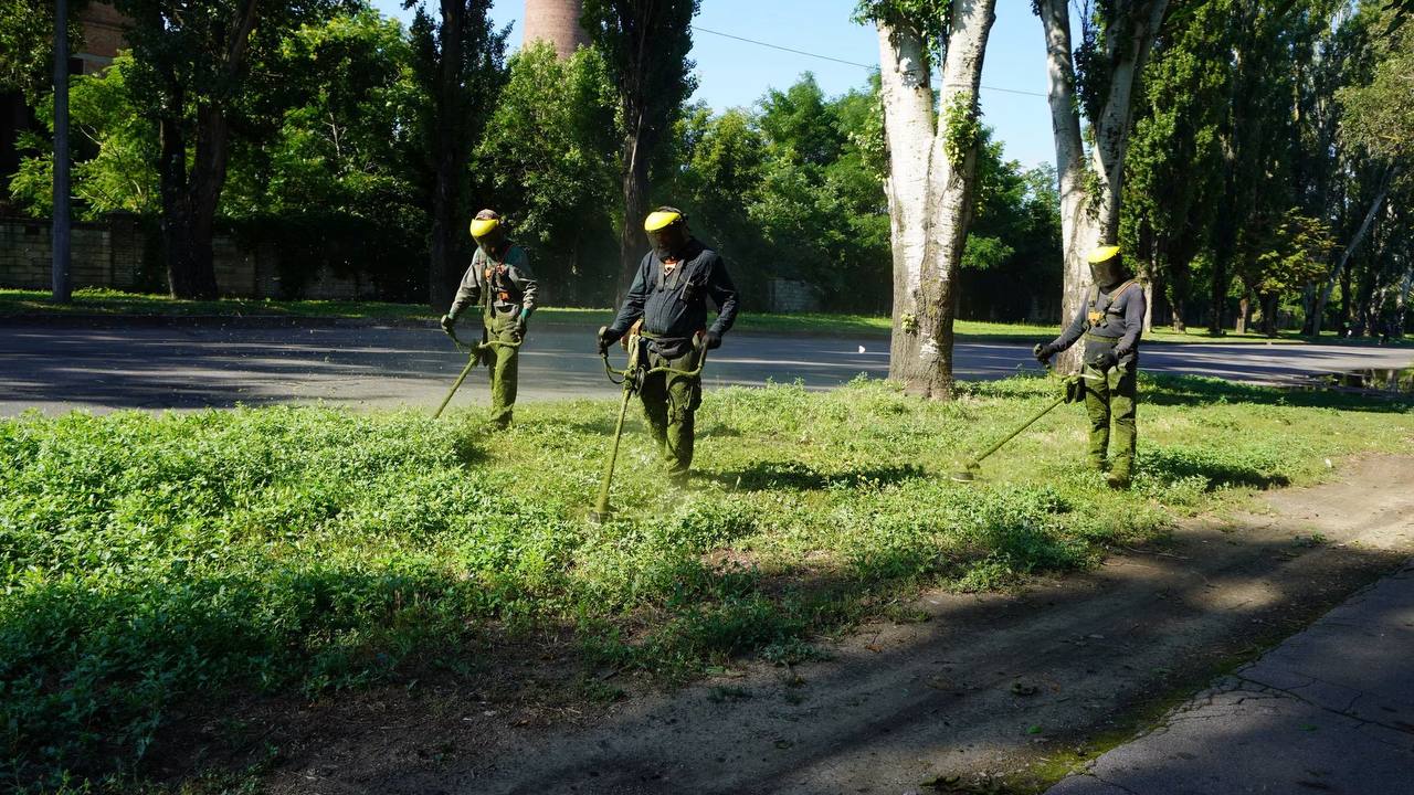 У Нікополі комунальні служби продовжують ліквідовувати наслідки обстрілів та виконувати роботи з благоустрою | Прихист 