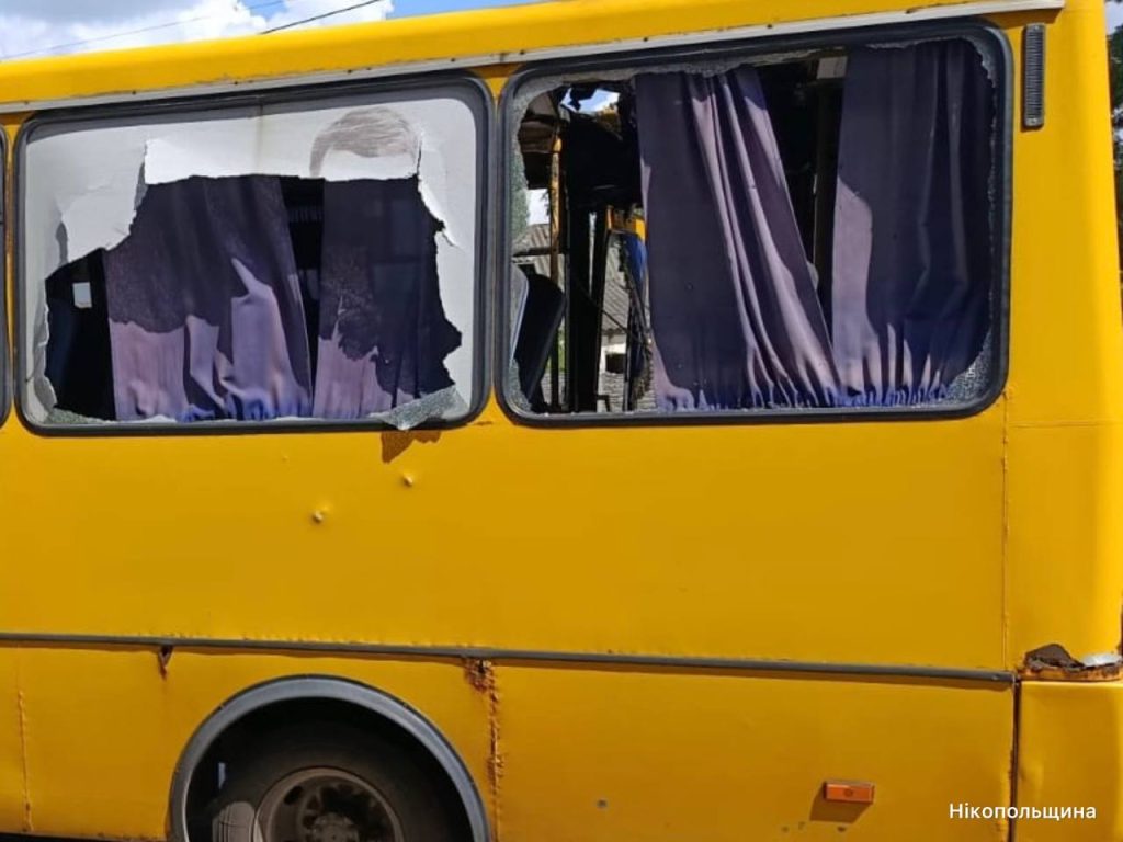 На Нікопольщині через російські атаки постраждали дев’ятеро людей: пошкоджені автобуси, будинки та інфраструктура | Прихист 