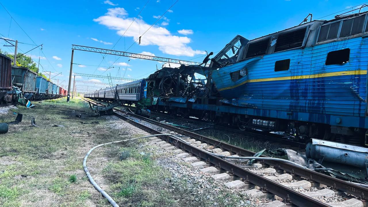 У Запорізькій області через атаку дрона пошкоджено пасажирський поїзд | Прихист У Запорізькій області через атаку дрона пошкоджено пасажирський поїзд | Прихист