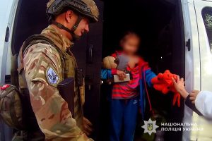 «Білі янголи» евакуювали із Нікопольщини родину з двома дітьми та маломобільного чоловіка | Прихист 